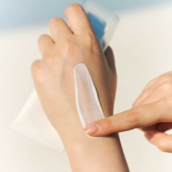 Skin 1004,Madagascar Centella Hyalu-Cica Water-Fit Sun Serum - Imagen 3